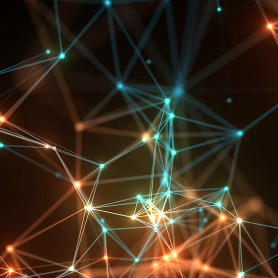 Verbundene Punkte vor schwarzem Hintergrund Türkise und orangefarbene leuchtende Punkte, die miteinander verbunden sind, auf schwarzem Hintergrund als Vernetzungskonzept.