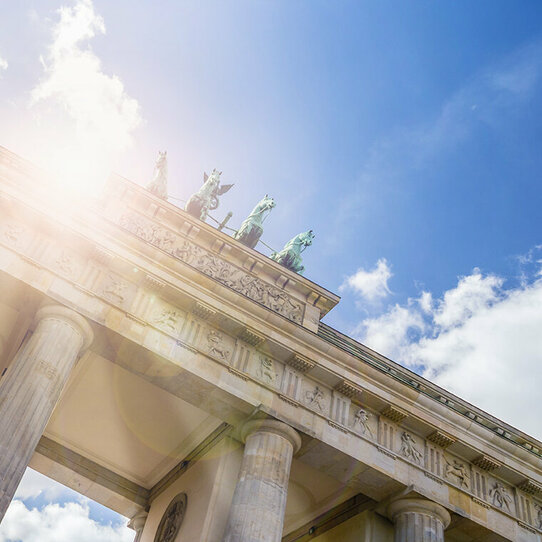 Das Brandenburger Tor Das Brandenburger Tor von unten gegen die Sonne fotografiert.