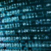 Binärcode Verschwommene Darstellung eines Binärcodes als leuchtende Zeichen vor einem schwarzen Hintergrund.