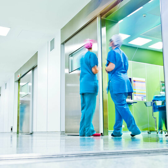 Krankenhausflur mit medizinischem Personal in OP-Bekleidung