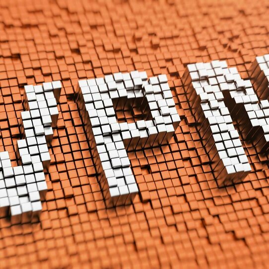 VPN Aufschrift VPN (Virtual Private Network) als abstehende weiße Pixel auf orangefarbenem "Pixel"-Hintergrund.