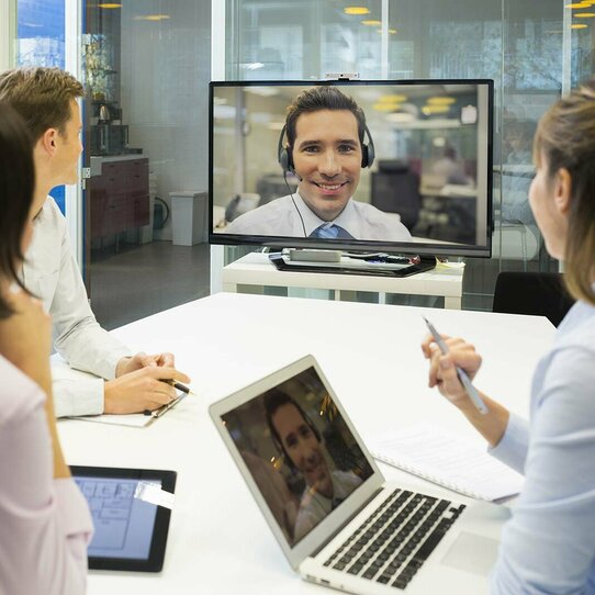 Videokonferenz Eine Gruppe von Geschäftsleuten in einer Videokonferenz.