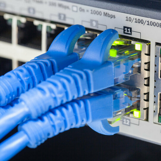 Netzwerkkabel Blaue Netzwerkkabel in Netzwerk-Routing-Komponente