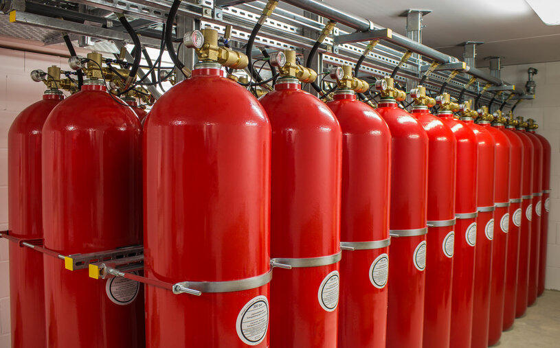 Löschmittelraum mit Löschgasflaschen der KAMP Brandschutzanlage. 