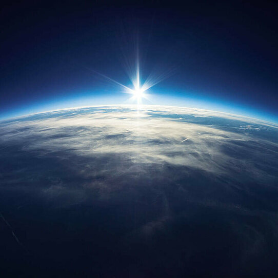 Erdansicht aus dem Weltall Ausschnitt der Erdansicht aus dem Weltall mit aufgehender Sonne.