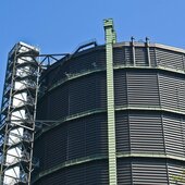 Gasometer in Oberhausen Bild vom Gasometer Oberhausen vor blauem Himmel weil KAMP in Oberhausen ansässig ist.