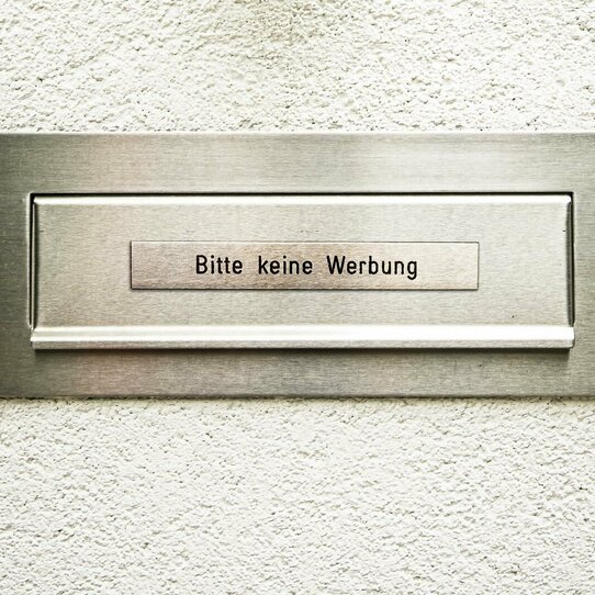 Briefkasten Briefkasten auf verputztem Hintergrund mit der Aufschrift "Bitte keine Werbung"