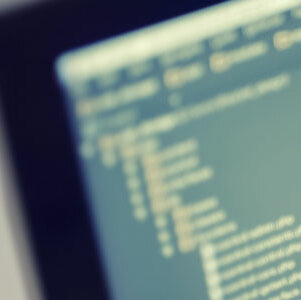 Ausschnitt eines Laptops Auschnitt eines Laptops mit eingeschaltetem Monitor