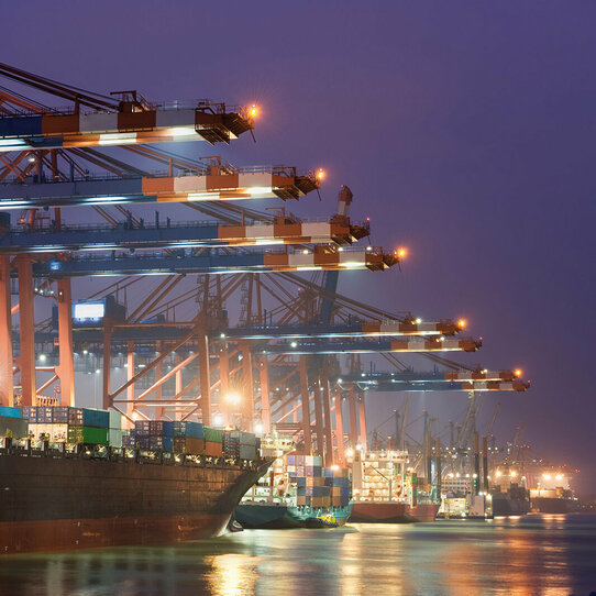 Containerhafen bei Nacht Beleuchteter Containerhafen bei Nacht.