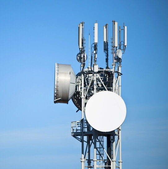 Richtfunkantenne Richtfunkantenne vor blauem Himmel
