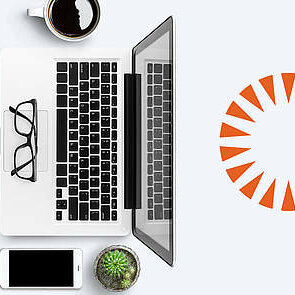 Draufsicht auf Laptop, Smartphone und Kaffeetasse Draufsicht auf einen Laptop, ein Smartphone und eine Kaffeetasse. Daneben MailStore-Logo.