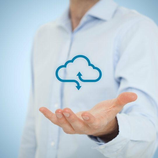Cloud Konzept mit Datenaustausch-Icon Ein man in einem weißen Hemd hält die Hand nach vorne um imaginär eine 2D Wolke darin zu halten