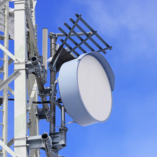 Richtfunkantenne vor blauem Himmel Richtfunkantenne vor blauem Himmel