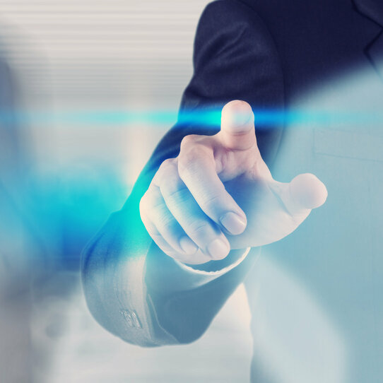 Handdruckknopf von Geschäftsmann auf virtuellen Bildschirm Man berührt eine transparenten Screen mit dem Zeigefinger