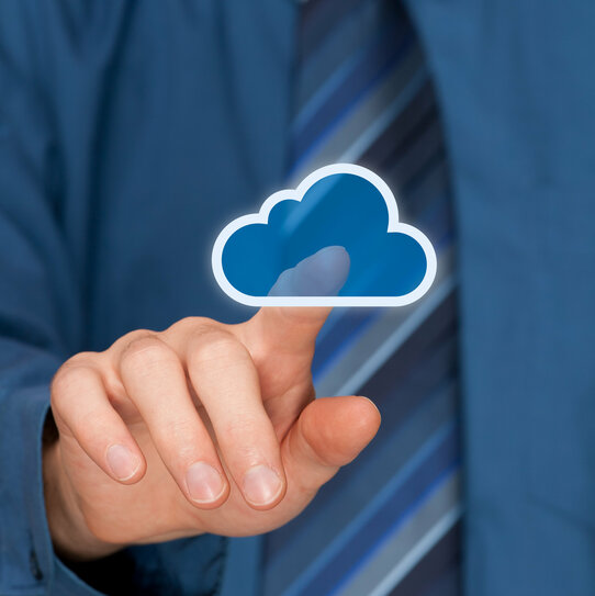 Mann drückt mit Zeigefinger ein Cloud-Icon ein Mann im Anzug berührt eine 2 dimensionale Cloud