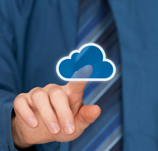 Mann drückt mit Zeigefinger ein Cloud-Icon ein Mann im Anzug berührt eine 2 dimensionale Cloud