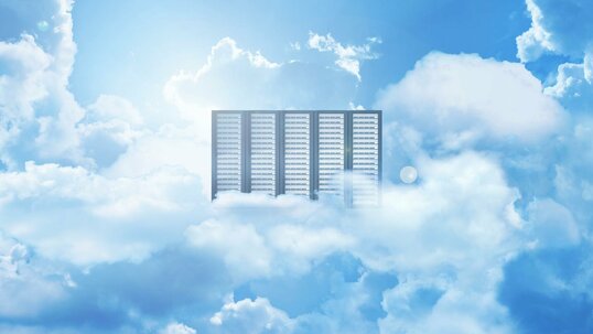 Serverracks in einer Wolkendecke als Versinnbildlichung von Cloud-Computing.