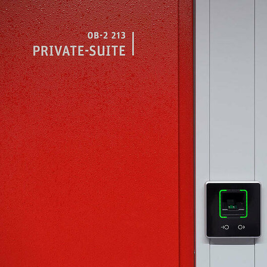 Eingang zur KAMP Private-Suite mit biometrischer Zutrittskontrolle. 