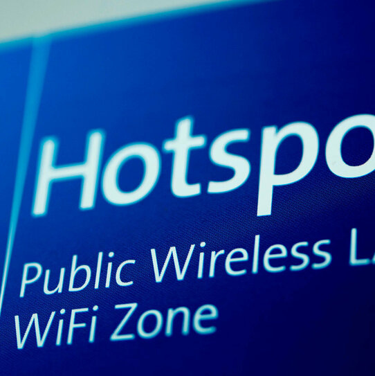Hotspot-Schild Schild für kostenloses, öffentliches WLAN.Weiße Schrift auf blauem Hintergrund.