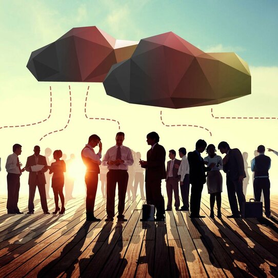 Anbindung zur Cloud Illustration mehrerer Geschäftsleute, die unter zwei Wolken stehen. Die meisten halten mobile Geräte in der Hand, Linien symbolisieren die Verbindung zur "Cloud".
