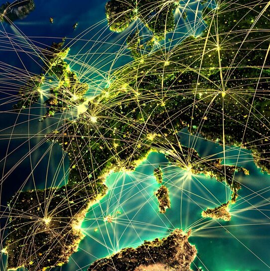 Verbildlichung der digitalen Kommunikation anhand der Darstellung eines Teiles der Erdkugel mit international verlaufenden Netzen. 