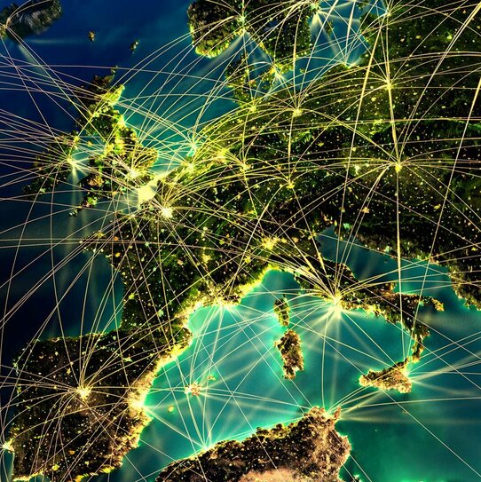 Digitale Kommunikation auf der Erde Verbildlichung der digitalen Kommunikation anhand der Darstellung eines Teiles der Erdkugel mit international verlaufenden Netzen.
