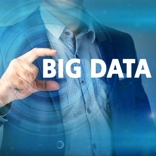 Mann fokussiert mit Hand den Schriftzug Big-Data Ein Mann hält den Schriftzug Big Data zwischen Daumen und Zeigefinger