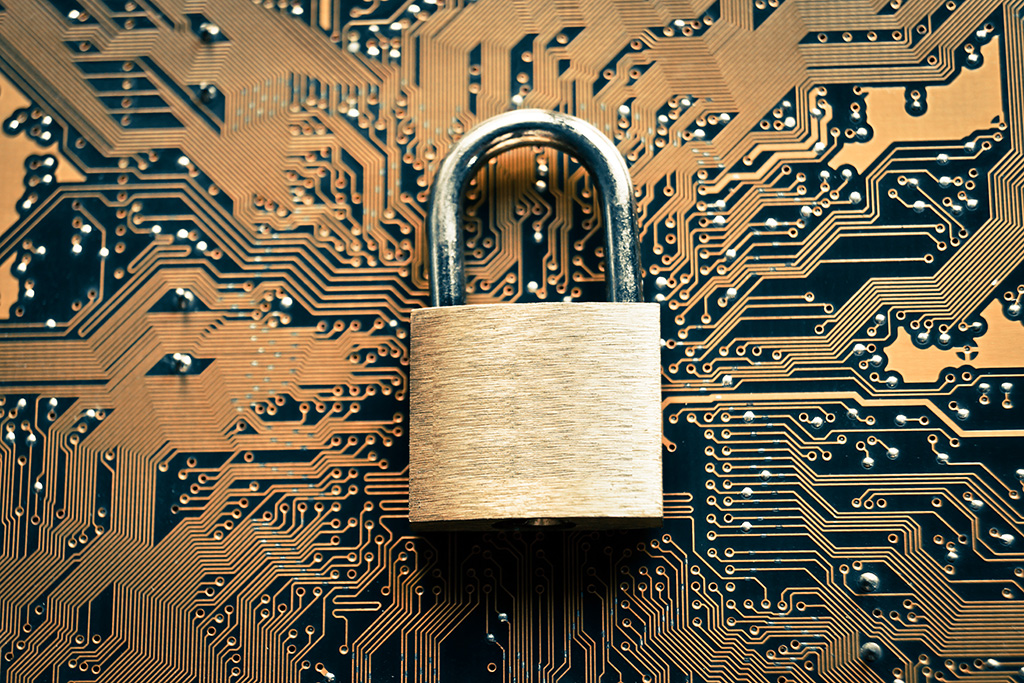 Sicherheitsschloss vor goldener Computerplatine Sicherheitsschloss auf der Computerplatine - Sicherheitskonzept für Computer