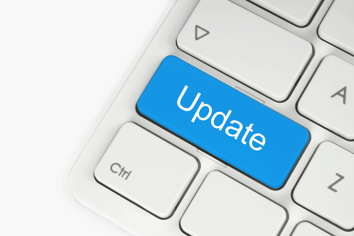 Schaltfläche "Update" auf der weißen Tastatur